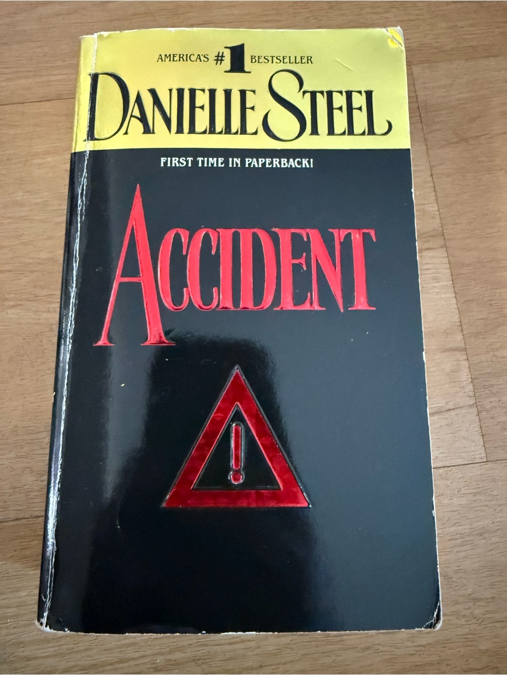 📚3 for $12📚 'Accident' by Danielle Steel Paperback Book - Black & Yellow Cover